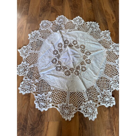 Vintage Handmade Crochet Lace Tablecloth With Floral Design & Openwork Pattern - Picture 1 of 6